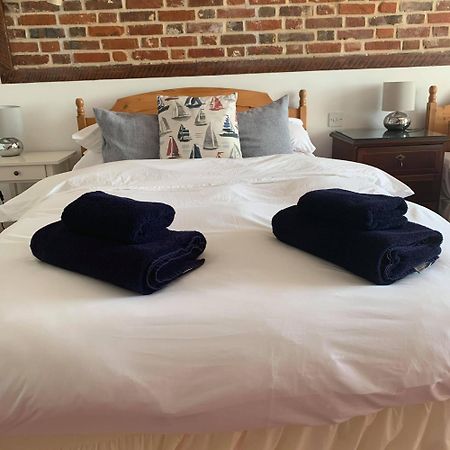 Ye Olde White Harte Hotel Burnham-on-Crouch Стая снимка