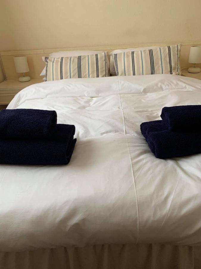 Ye Olde White Harte Hotel Burnham-on-Crouch Стая снимка