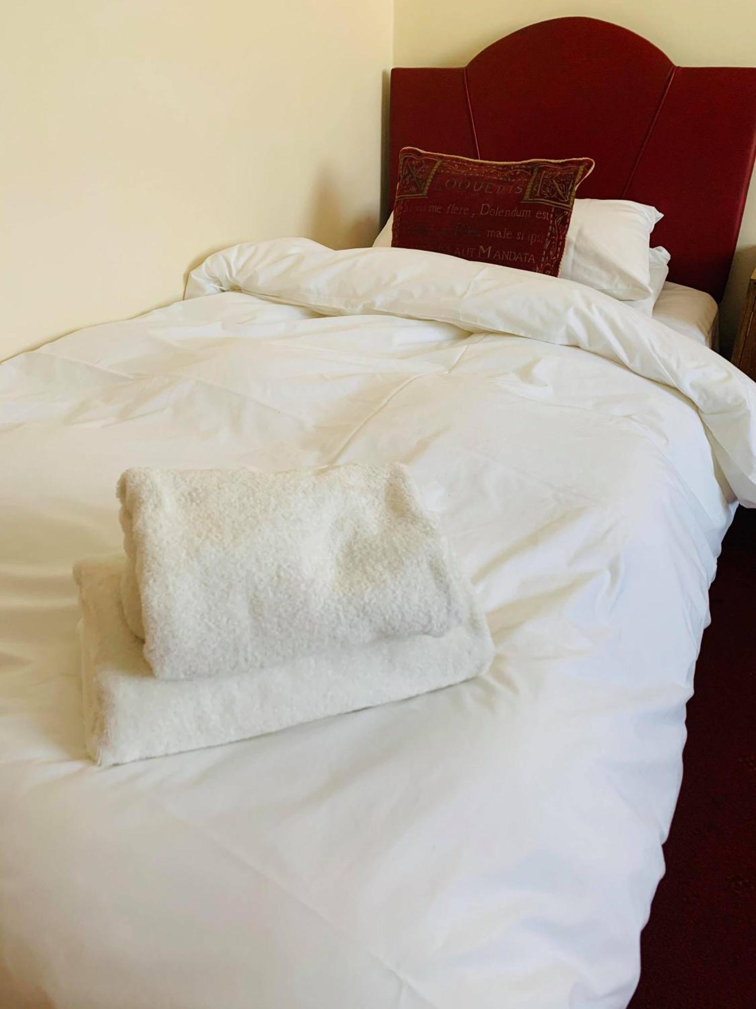 Ye Olde White Harte Hotel Burnham-on-Crouch Стая снимка
