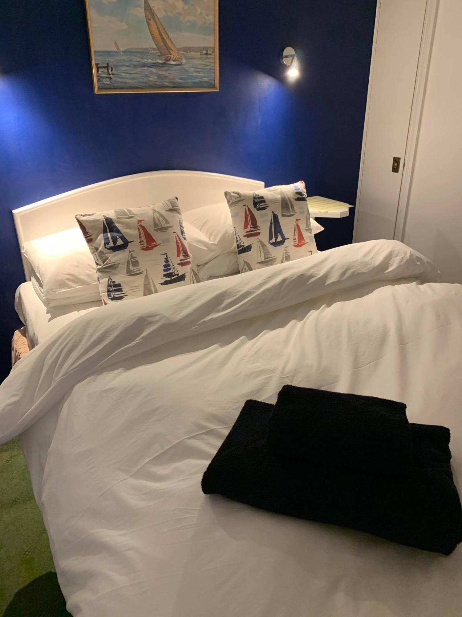 Ye Olde White Harte Hotel Burnham-on-Crouch Стая снимка