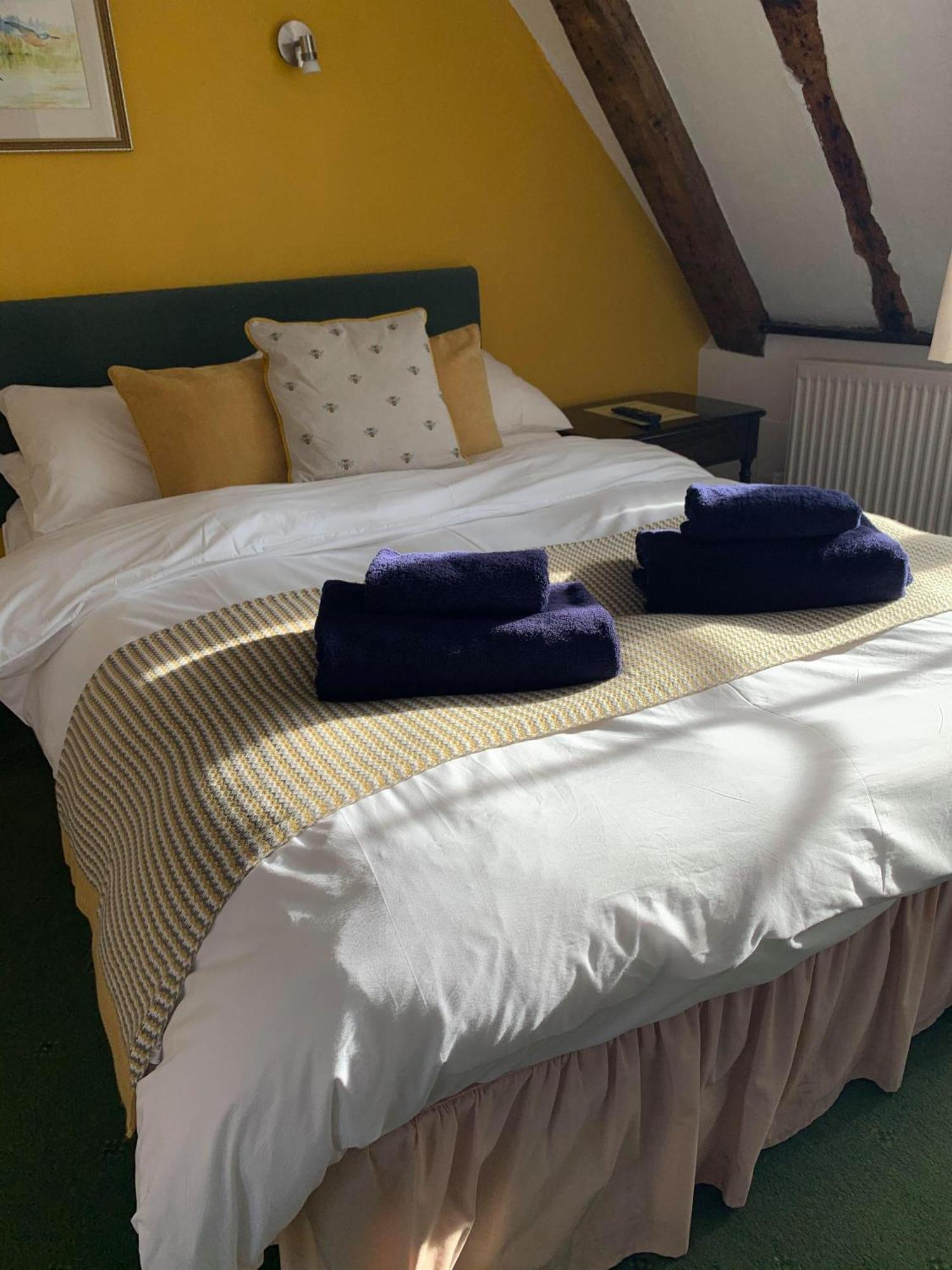Ye Olde White Harte Hotel Burnham-on-Crouch Стая снимка