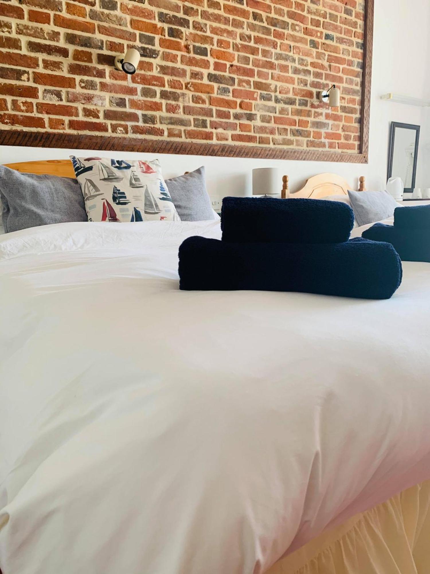 Ye Olde White Harte Hotel Burnham-on-Crouch Стая снимка